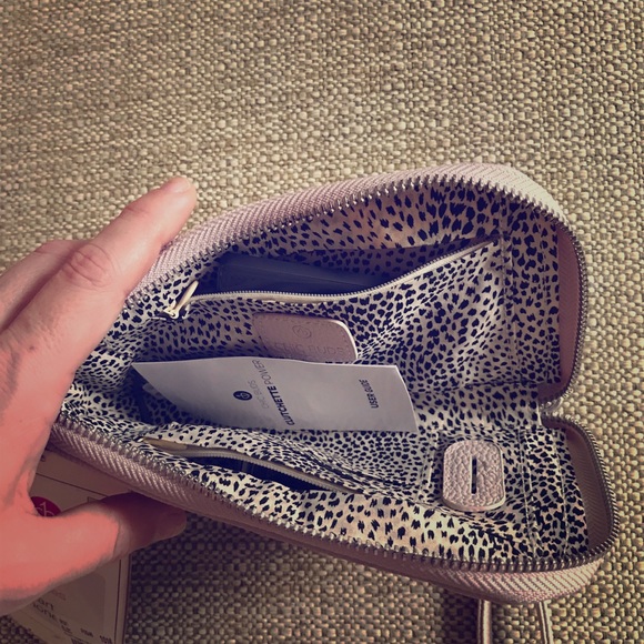 Pink faux leather clutchette / phone charger - Picture 2 of 2